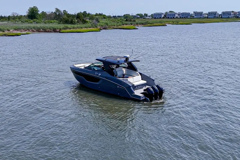 Slide: The Image of Cruisers 38 GLS-OB SB 2024 - 3