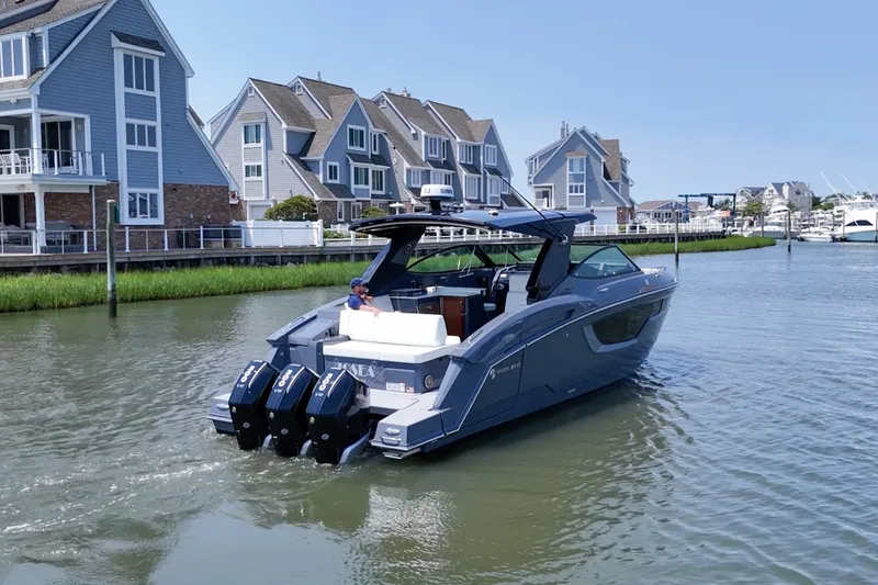 Slide: The Image of Cruisers 38 GLS-OB SB 2024 - 4