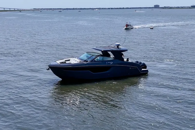 Slide: The Image of Cruisers 38 GLS-OB SB 2024 - 5