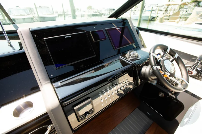 Slide: The Image of Cruisers 38 GLS-OB SB 2024 - 41
