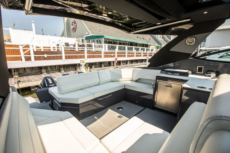 Slide: The Image of Cruisers 38 GLS-OB SB 2024 - 17