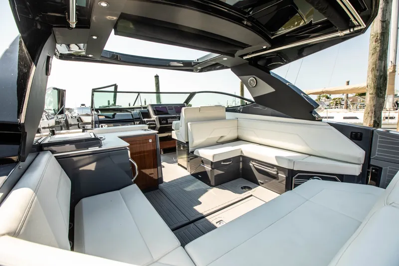 Slide: The Image of Cruisers 38 GLS-OB SB 2024 - 27