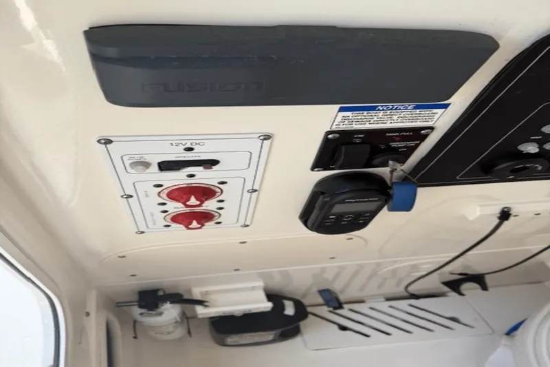 Slide: The Image of Boston Whaler 250 OUTRAGE 2022 - 11