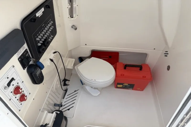 Slide: The Image of Boston Whaler 250 OUTRAGE 2022 - 12