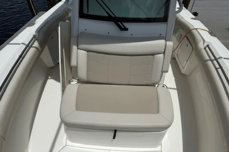 Slide: The Image of Boston Whaler 250 OUTRAGE 2022 - 14