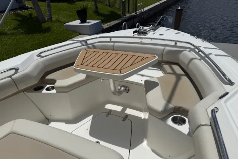 Slide: The Image of Boston Whaler 250 OUTRAGE 2022 - 15
