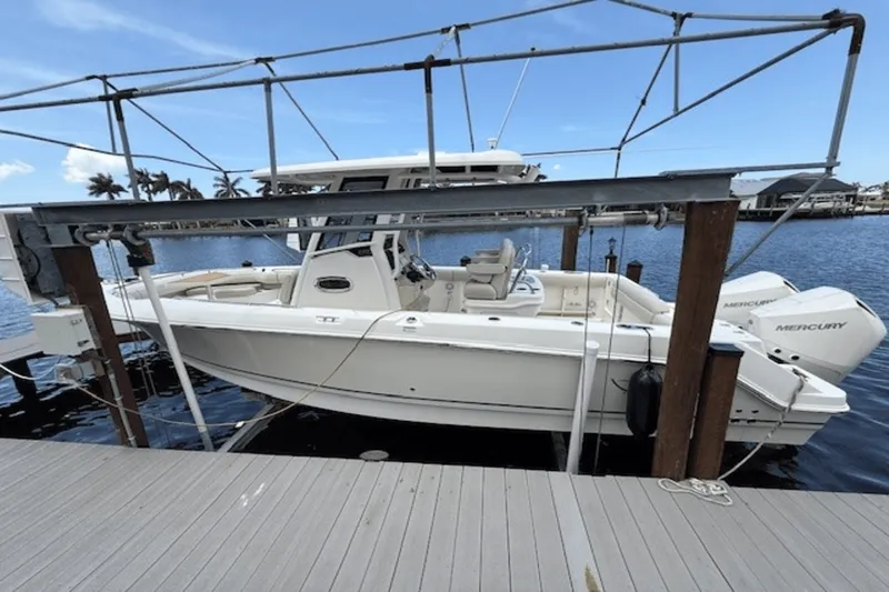 Slide: The Image of Boston Whaler 250 OUTRAGE 2022 - 4