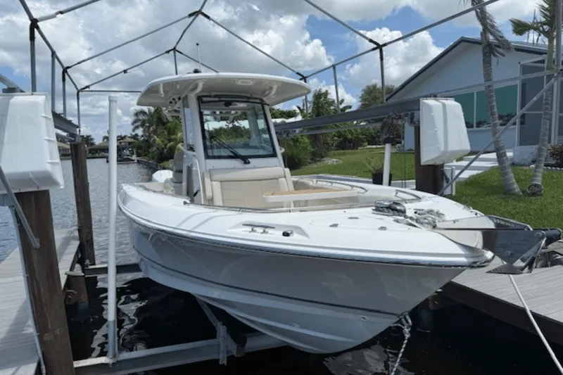 Slide: The Image of Boston Whaler 250 OUTRAGE 2022 - 8