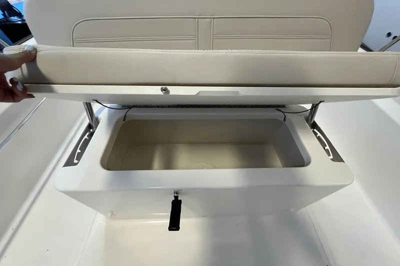 Slide: The Image of Boston Whaler 170 Montauk 2026 - 5