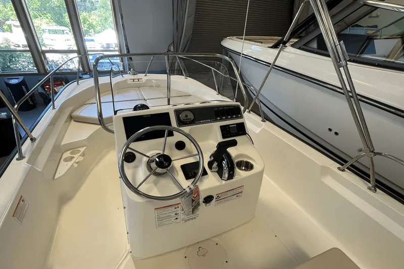 Slide: The Image of Boston Whaler 170 Montauk 2026 - 7