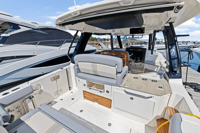 Slide: The Image of Boston Whaler 350 Realm 2025 - 13