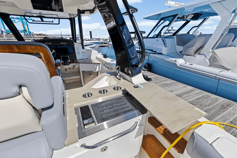 Slide: The Image of Boston Whaler 350 Realm 2025 - 15