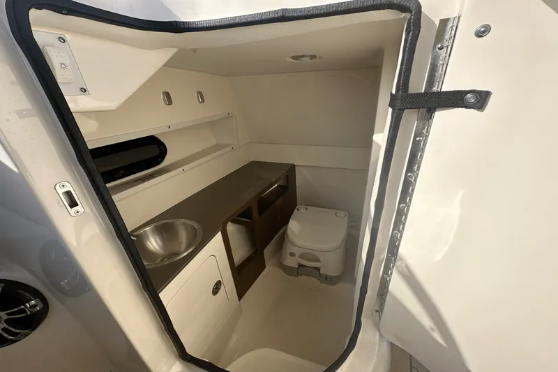 Slide: The Image of Sea Ray 270 SDX-OB 2020 - 33