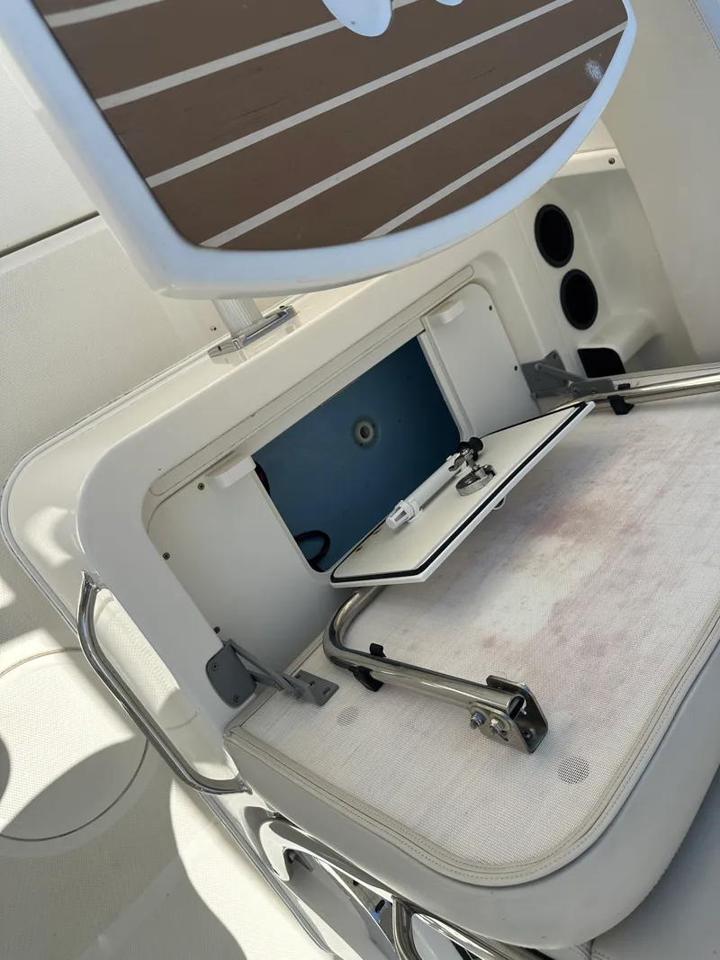 Slide: The Image of Boston Whaler 230 VANTAGE 2018 - 10