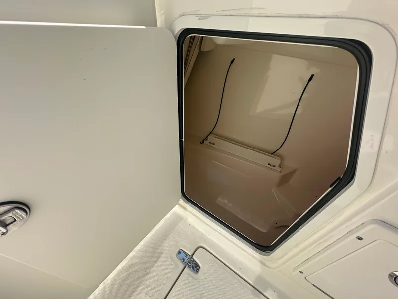 Slide: The Image of Boston Whaler 230 VANTAGE 2018 - 16