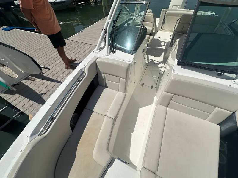 Slide: The Image of Boston Whaler 230 VANTAGE 2018 - 20