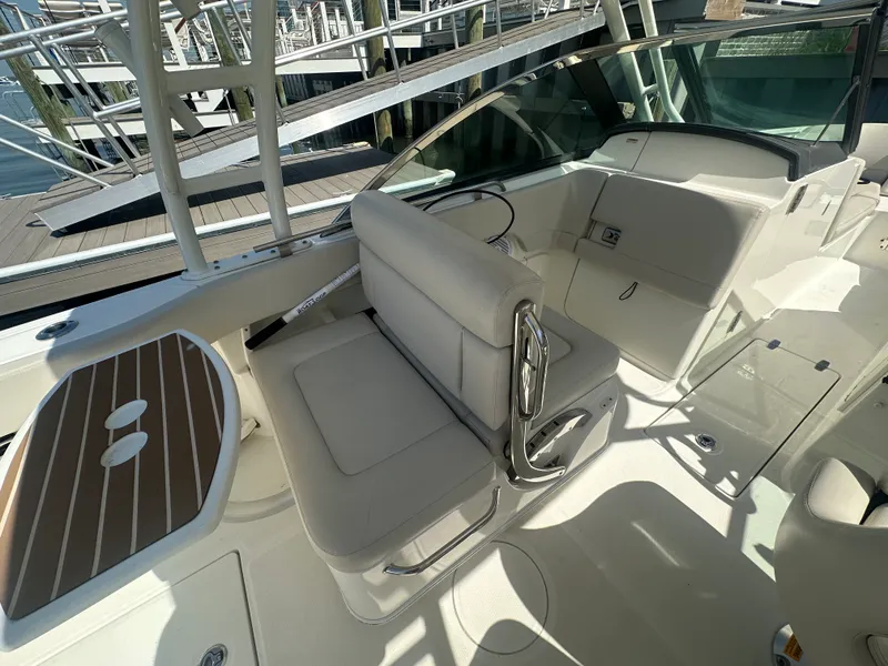 Slide: The Image of Boston Whaler 230 VANTAGE 2018 - 8