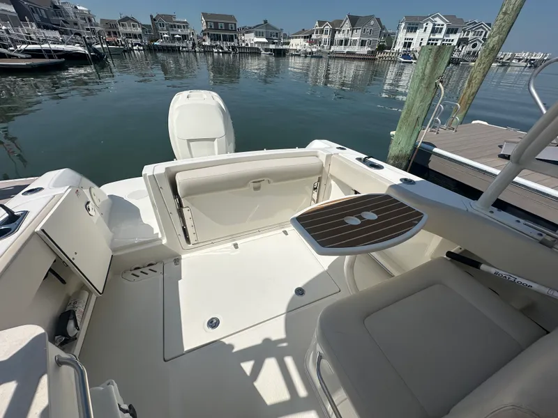 Slide: The Image of Boston Whaler 230 VANTAGE 2018 - 6