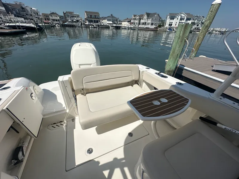 Slide: The Image of Boston Whaler 230 VANTAGE 2018 - 7