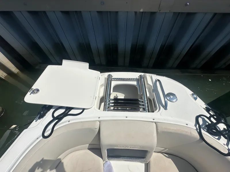 Slide: The Image of Boston Whaler 230 VANTAGE 2018 - 23