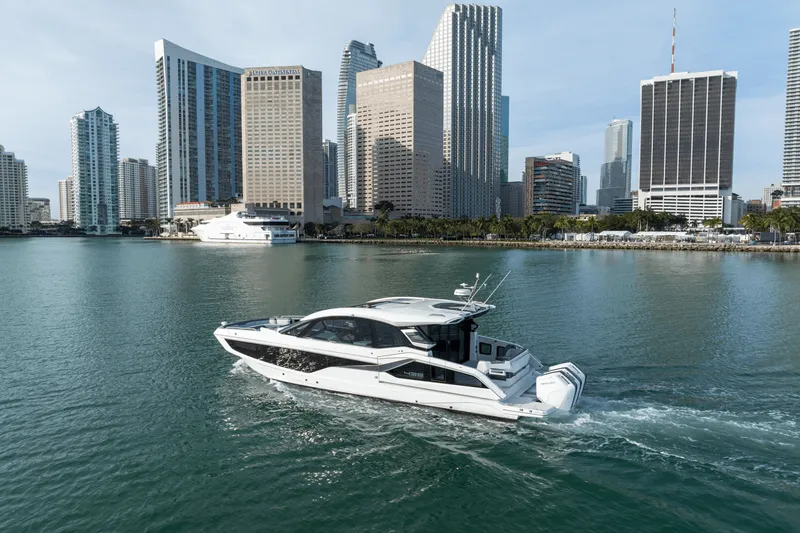 Slide: The Image of Galeon 435GTO 2027 - 18