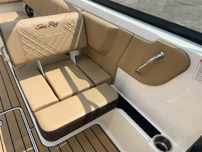 Slide: The Image of Sea Ray SDX 270 2026 - 7