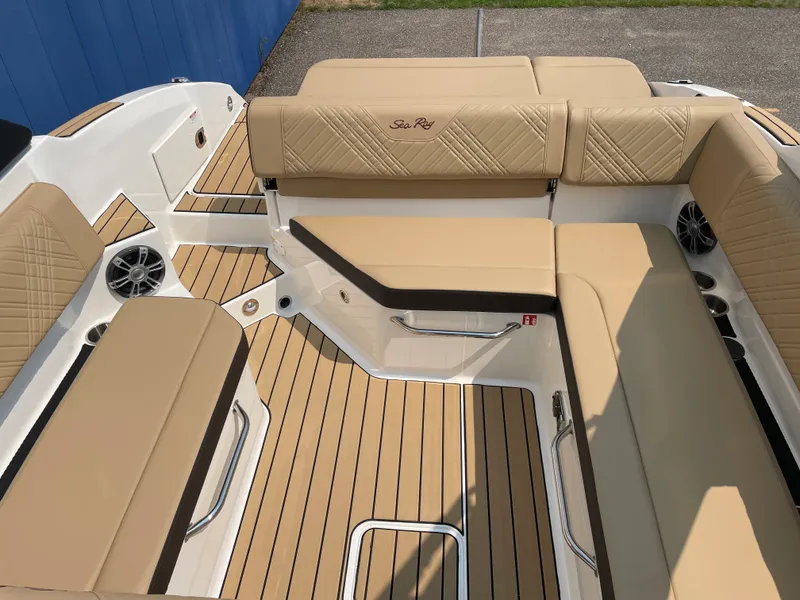 Slide: The Image of Sea Ray SDX 270 2026 - 6