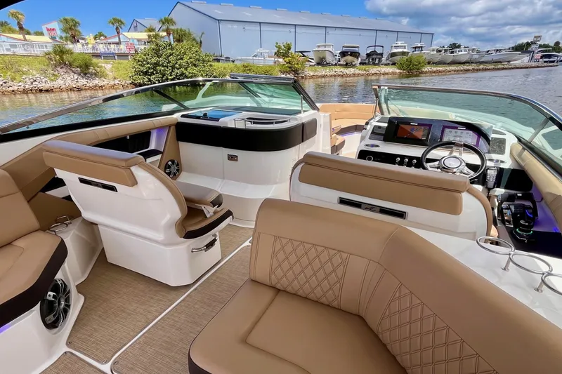 Slide: The Image of Sea Ray 310 SLX OB 2019 - 17