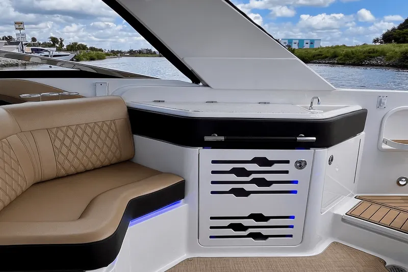 Slide: The Image of Sea Ray 310 SLX OB 2019 - 28