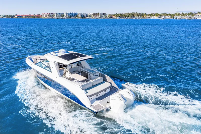 Slide: The Image of Sea Ray SLX 400 Outboard 2023 - 7
