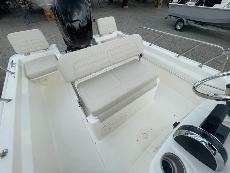 Slide: The Image of Boston Whaler 170 Montauk 2026 - 5