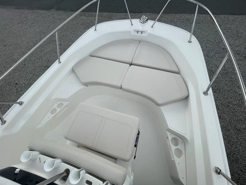 Slide: The Image of Boston Whaler 170 Montauk 2026 - 8