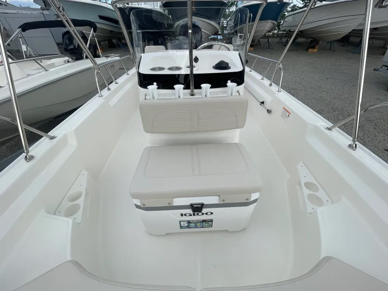 Slide: The Image of Boston Whaler 170 Montauk 2026 - 9