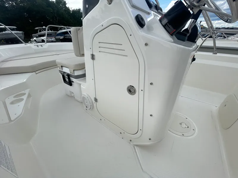Slide: The Image of Boston Whaler 170 Montauk 2026 - 7