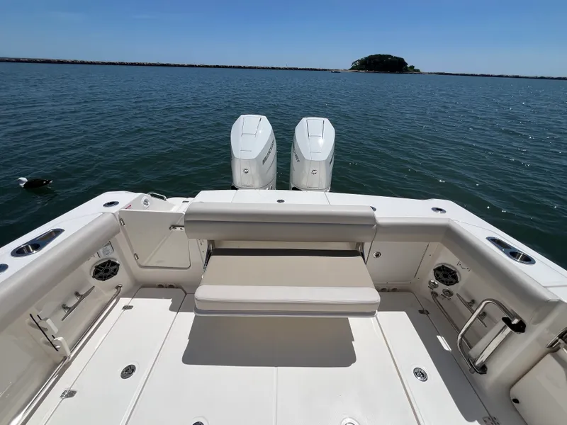 Slide: The Image of Boston Whaler 330 Outrage 2026 - 20