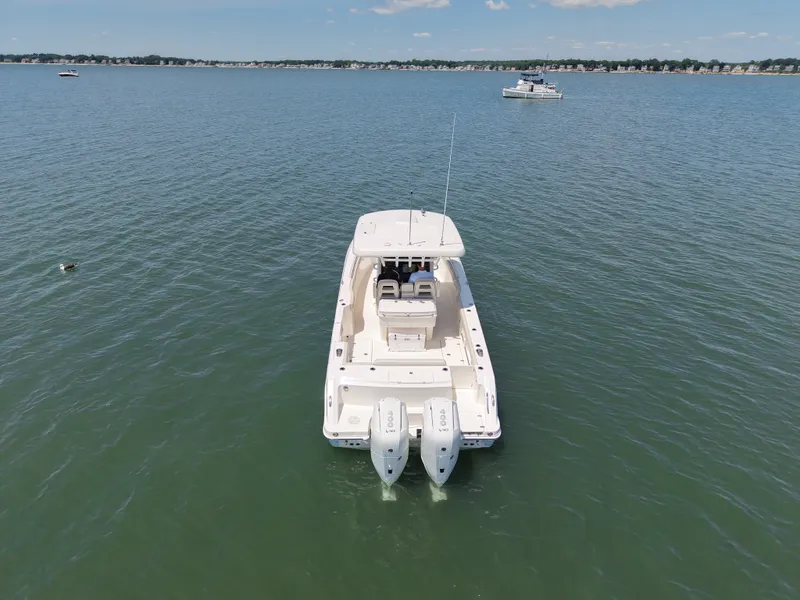 Slide: The Image of Boston Whaler 330 Outrage 2026 - 17