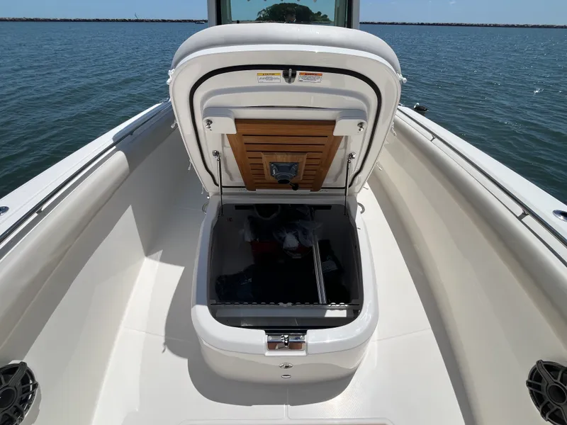 Slide: The Image of Boston Whaler 330 Outrage 2026 - 40