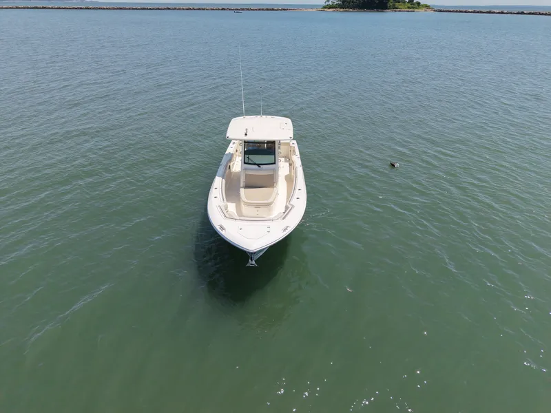 Slide: The Image of Boston Whaler 330 Outrage 2026 - 13