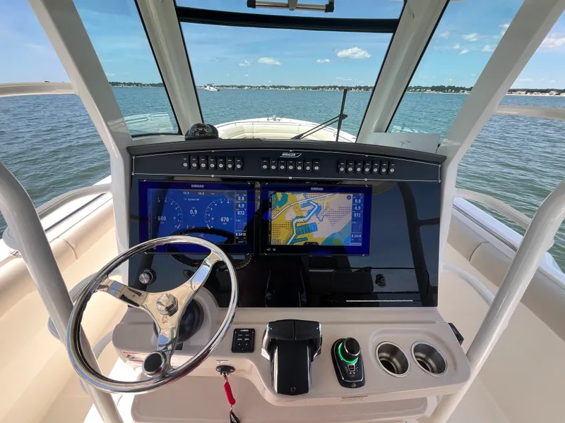 Slide: The Image of Boston Whaler 330 Outrage 2026 - 31