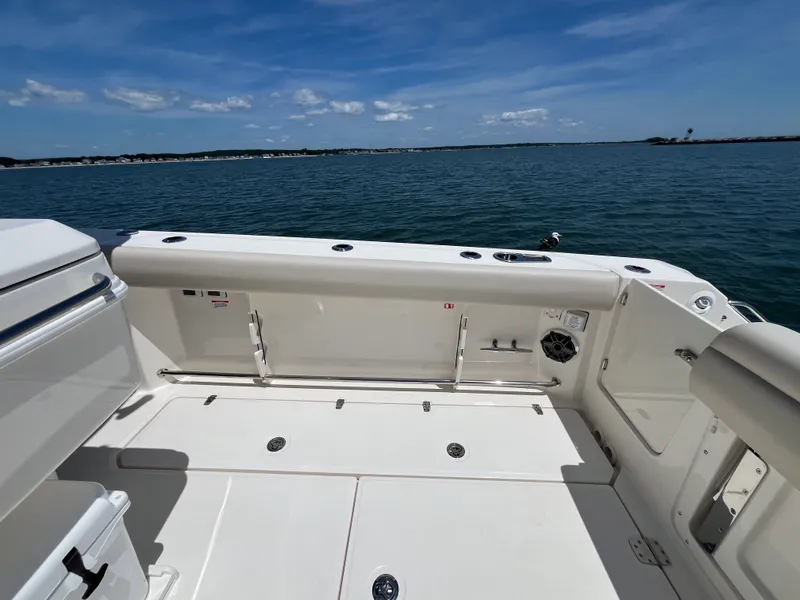 Slide: The Image of Boston Whaler 330 Outrage 2026 - 22
