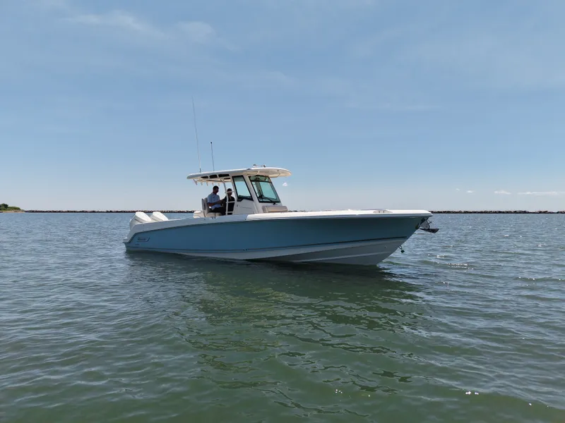 Slide: The Image of Boston Whaler 330 Outrage 2026 - 10
