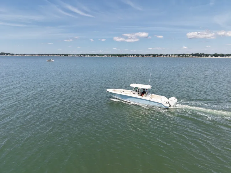 Slide: The Image of Boston Whaler 330 Outrage 2026 - 43