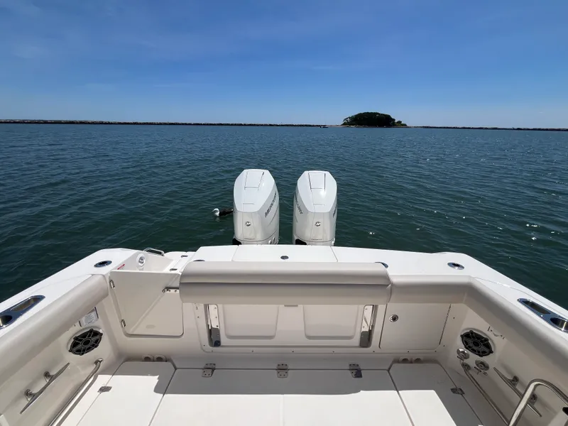 Slide: The Image of Boston Whaler 330 Outrage 2026 - 19