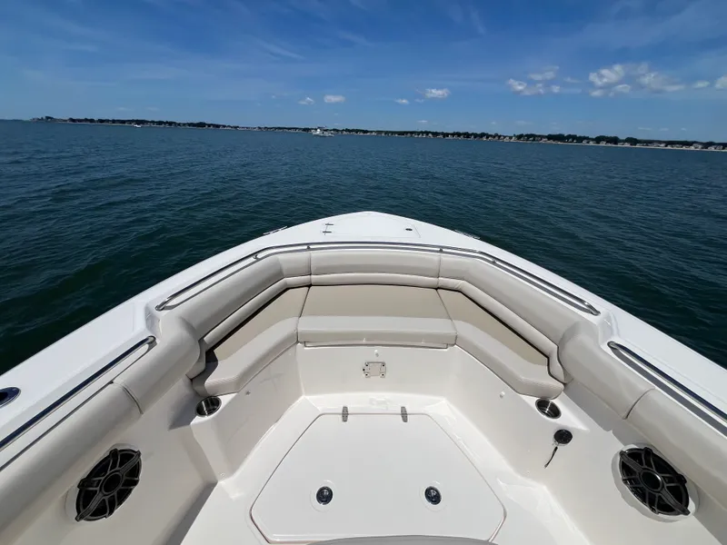 Slide: The Image of Boston Whaler 330 Outrage 2026 - 38