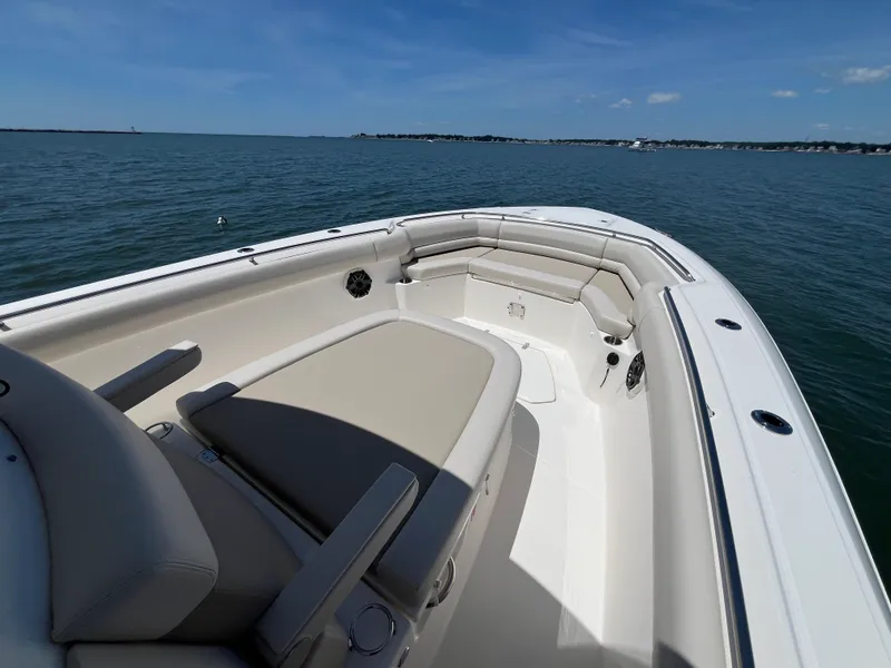 Slide: The Image of Boston Whaler 330 Outrage 2026 - 36