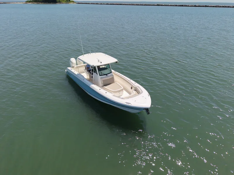 Slide: The Image of Boston Whaler 330 Outrage 2026 - 12