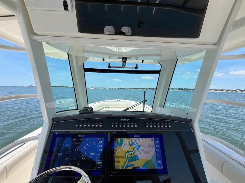 Slide: The Image of Boston Whaler 330 Outrage 2026 - 32