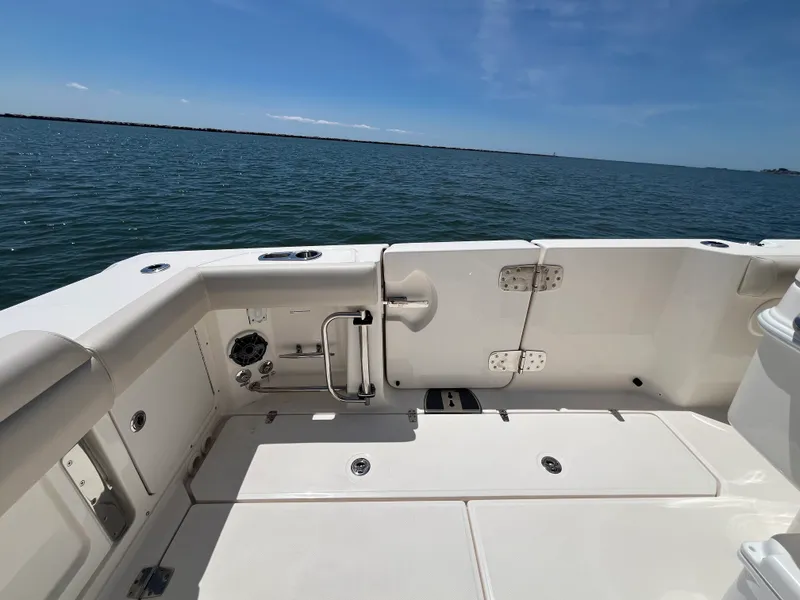 Slide: The Image of Boston Whaler 330 Outrage 2026 - 23