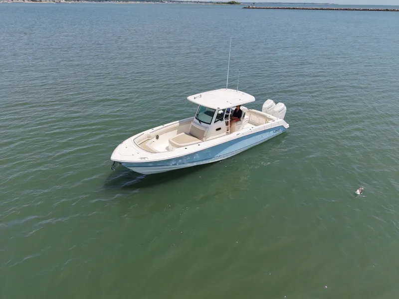 Slide: The Image of Boston Whaler 330 Outrage 2026 - 14