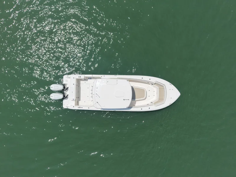 Slide: The Image of Boston Whaler 330 Outrage 2026 - 18